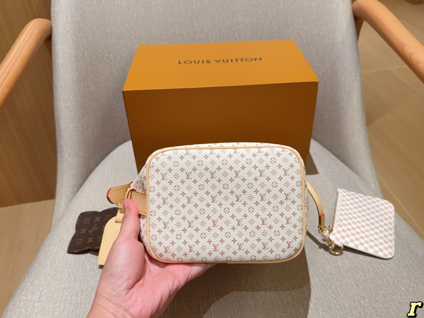 💰250
Lv/路易威登
25新款ALL IN BB 沙丘色水桶包
尺寸：18×16
礼盒包装🎁
