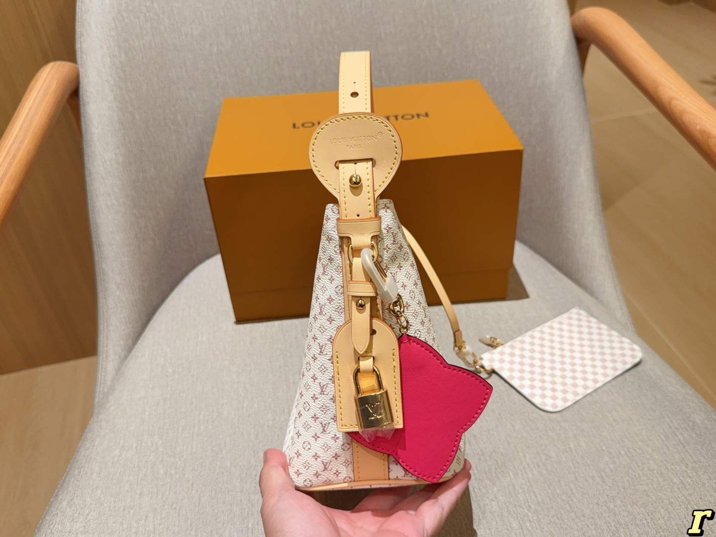💰250
Lv/路易威登
25新款ALL IN BB 沙丘色水桶包
尺寸：18×16
礼盒包装🎁