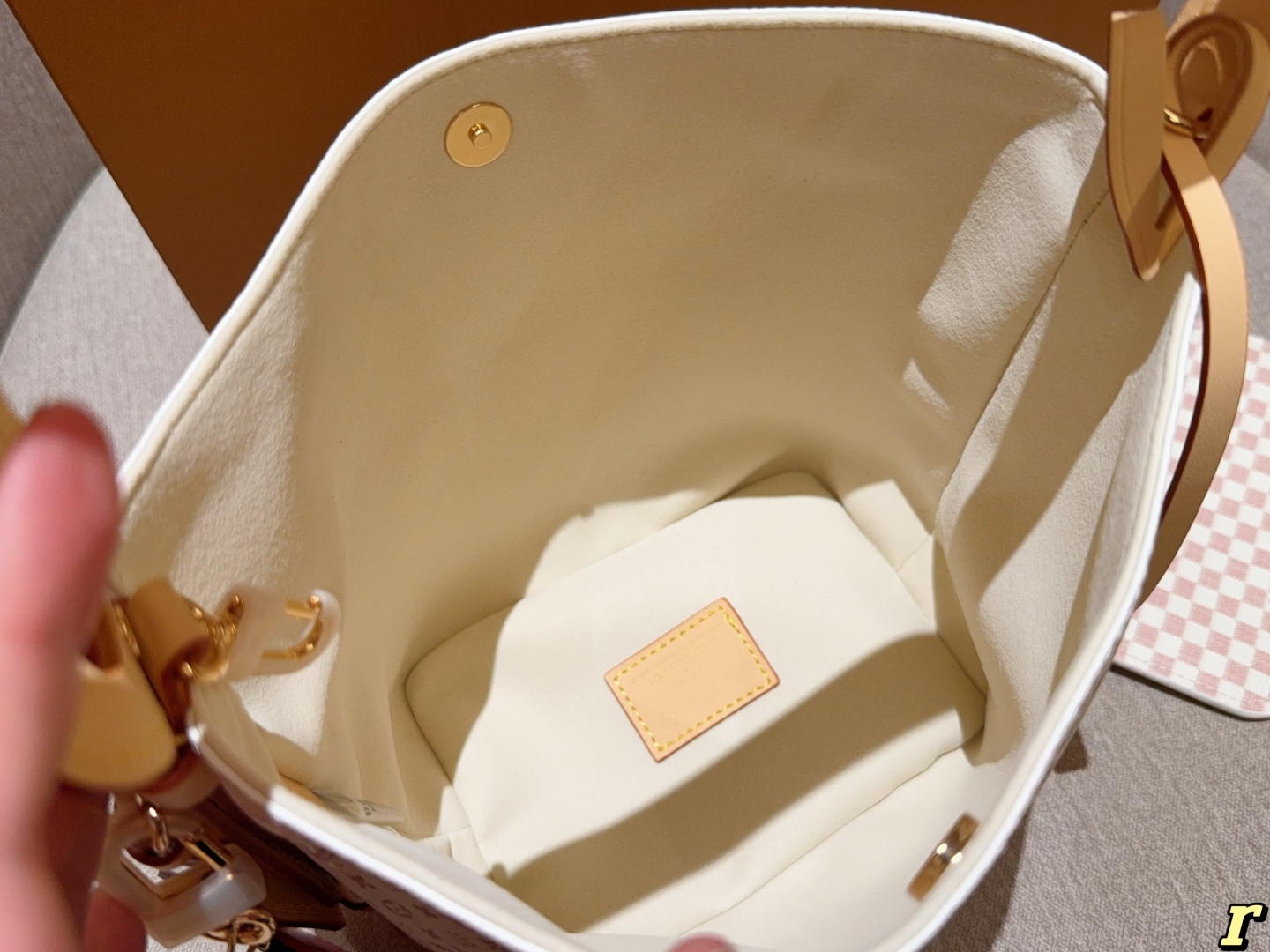 💰250
Lv/路易威登
25新款ALL IN BB 沙丘色水桶包
尺寸：18×16
礼盒包装🎁