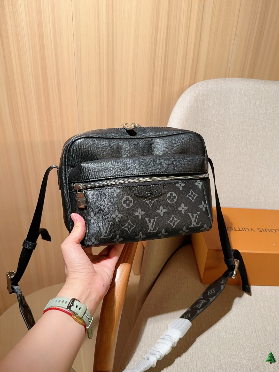 💰185
Lv路易威登
路易威登男包OUTDOOR邮差包单肩斜挎包
尺寸25cm
礼盒包装🎁