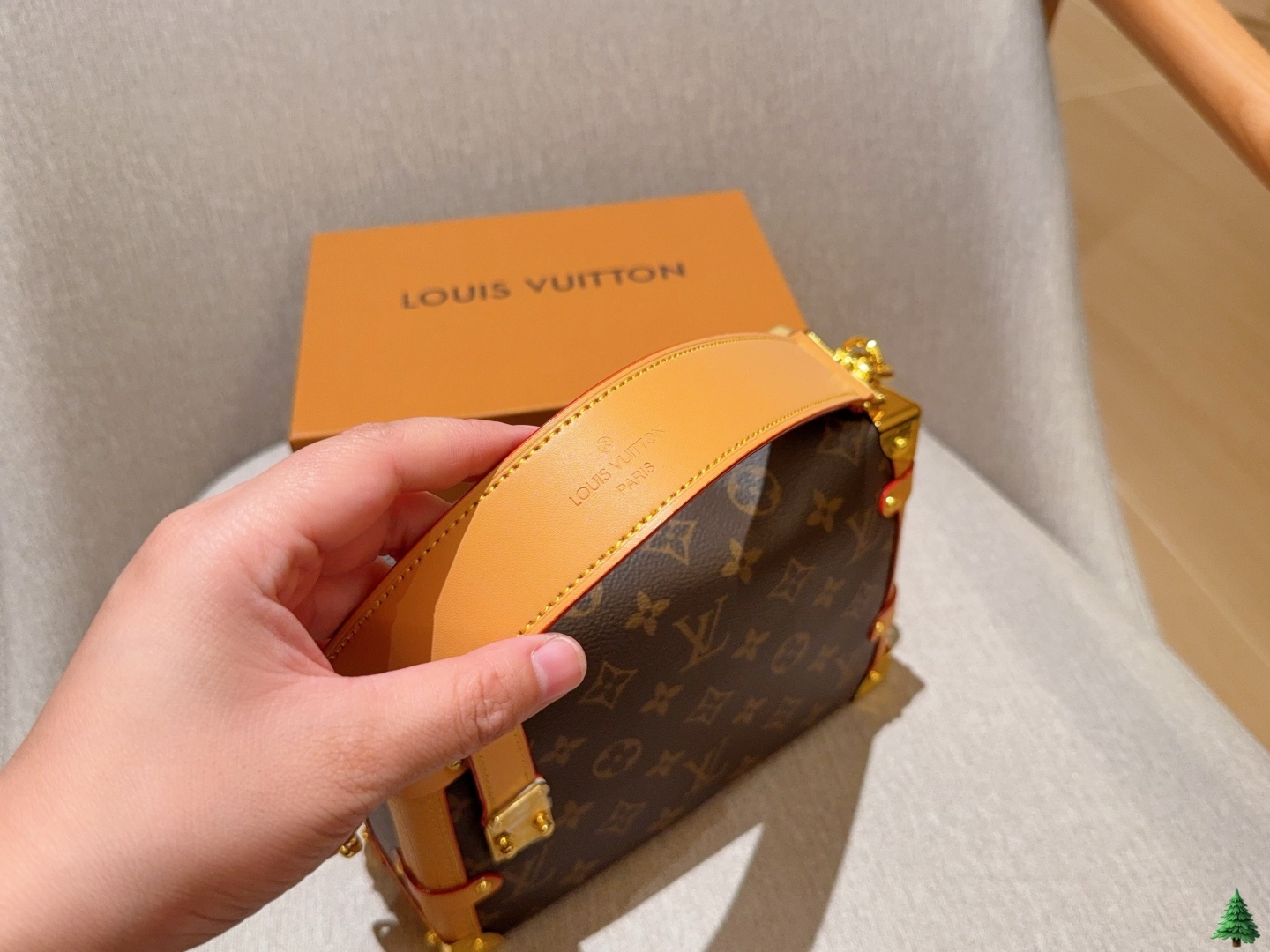💰240
Lv路易威登
Louis Vuitton
谷爱凌同款
Trunk老花秀款软盒子蜜蜡黄皮
尺寸：23cm
礼盒包装🎁