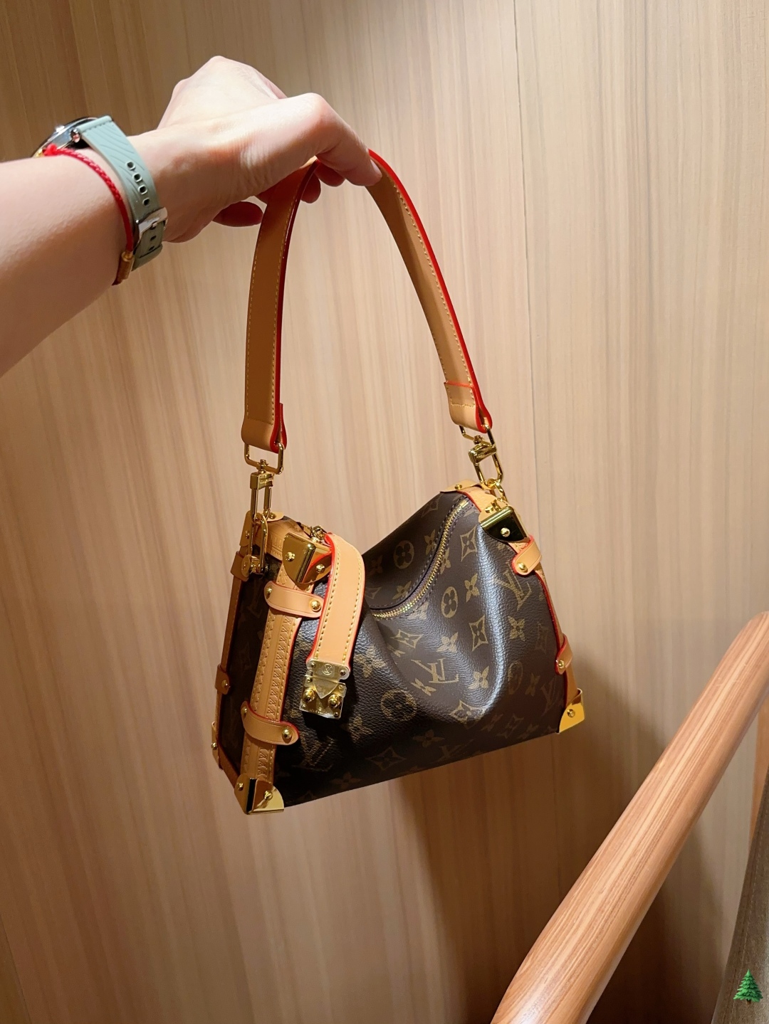 💰240
Lv路易威登
Louis Vuitton
谷爱凌同款
Trunk老花秀款软盒子蜜蜡黄皮
尺寸：23cm
礼盒包装🎁