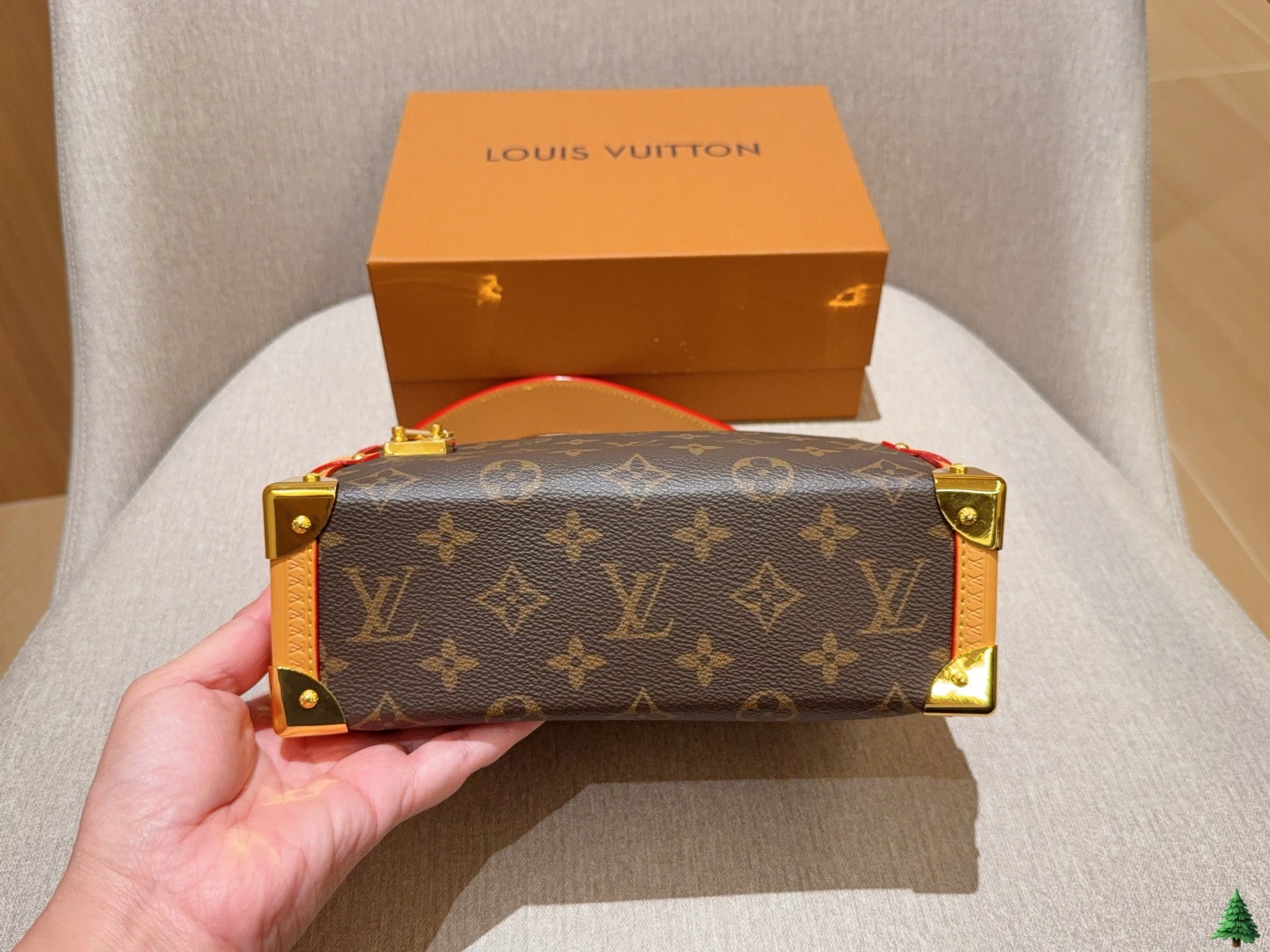 💰240
Lv路易威登
Louis Vuitton
谷爱凌同款
Trunk老花秀款软盒子蜜蜡黄皮
尺寸：23cm
礼盒包装🎁