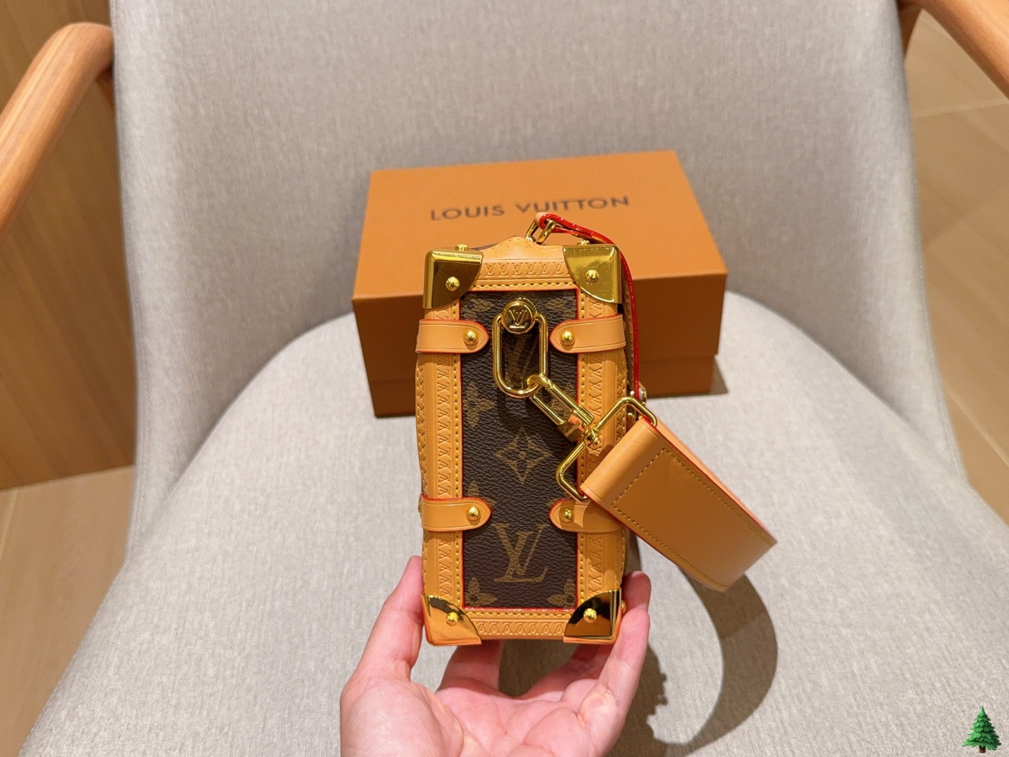 💰240
Lv路易威登
Louis Vuitton
谷爱凌同款
Trunk老花秀款软盒子蜜蜡黄皮
尺寸：23cm
礼盒包装🎁