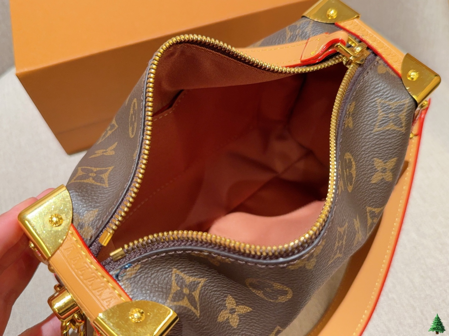 💰240
Lv路易威登
Louis Vuitton
谷爱凌同款
Trunk老花秀款软盒子蜜蜡黄皮
尺寸：23cm
礼盒包装🎁