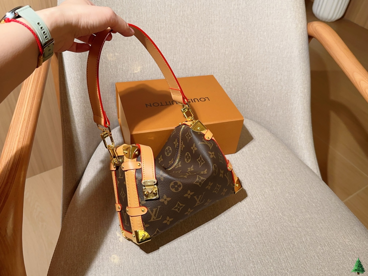 💰240
Lv路易威登
Louis Vuitton
谷爱凌同款
Trunk老花秀款软盒子蜜蜡黄皮
尺寸：23cm
礼盒包装🎁
