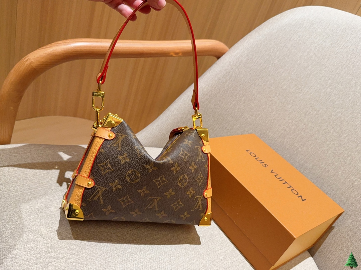 💰240
Lv路易威登
Louis Vuitton
谷爱凌同款
Trunk老花秀款软盒子蜜蜡黄皮
尺寸：23cm
礼盒包装🎁