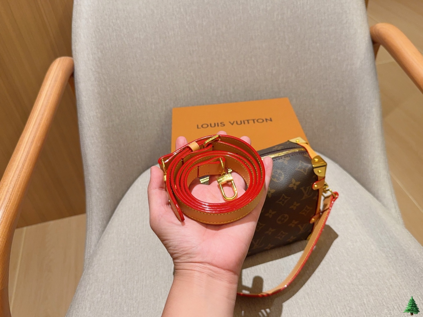 💰240
Lv路易威登
Louis Vuitton
谷爱凌同款
Trunk老花秀款软盒子蜜蜡黄皮
尺寸：23cm
礼盒包装🎁