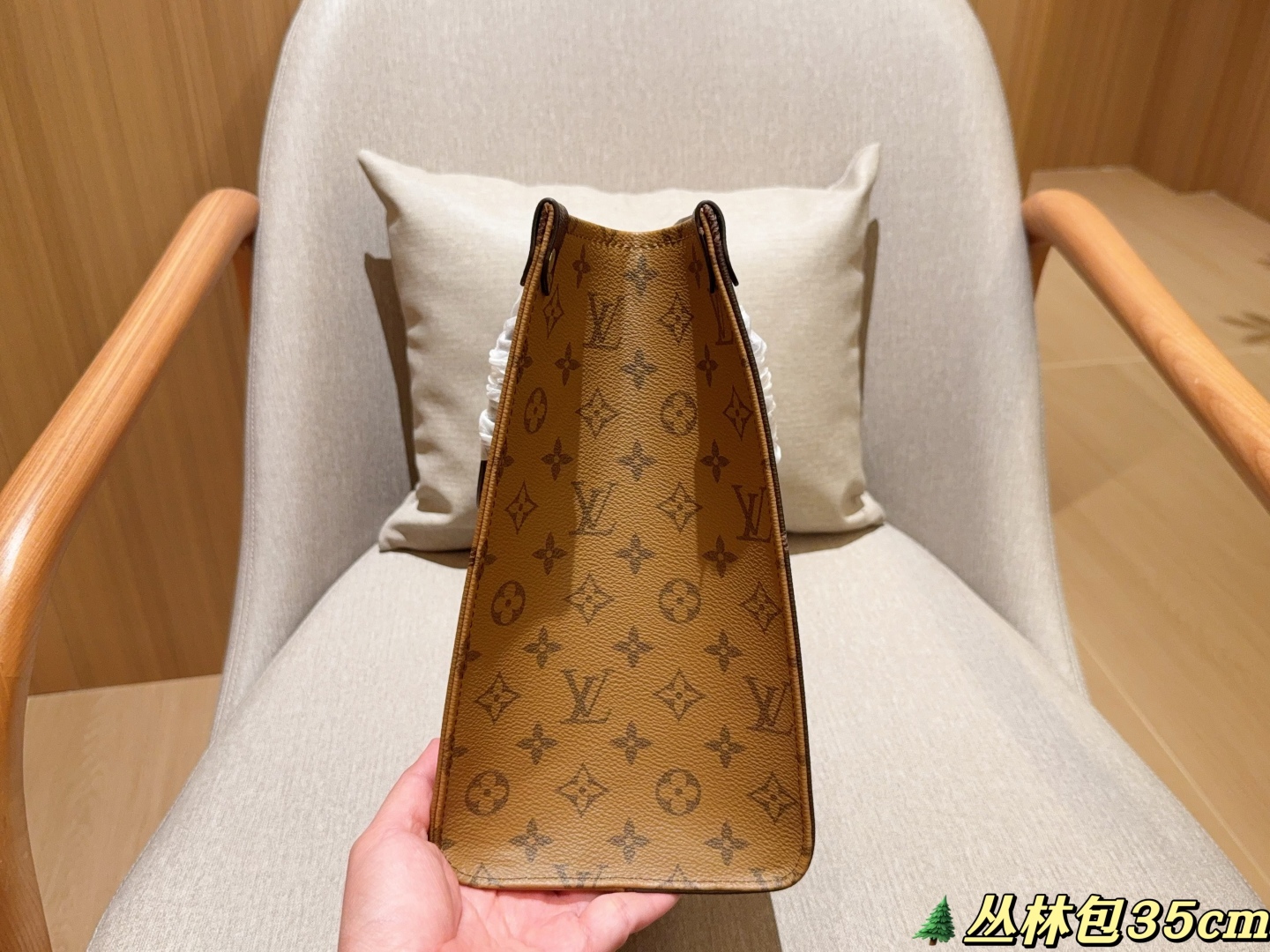 💰185
LV/路易威登
经典丛林包
托特包tote
尺寸35cm
礼盒包装🎁