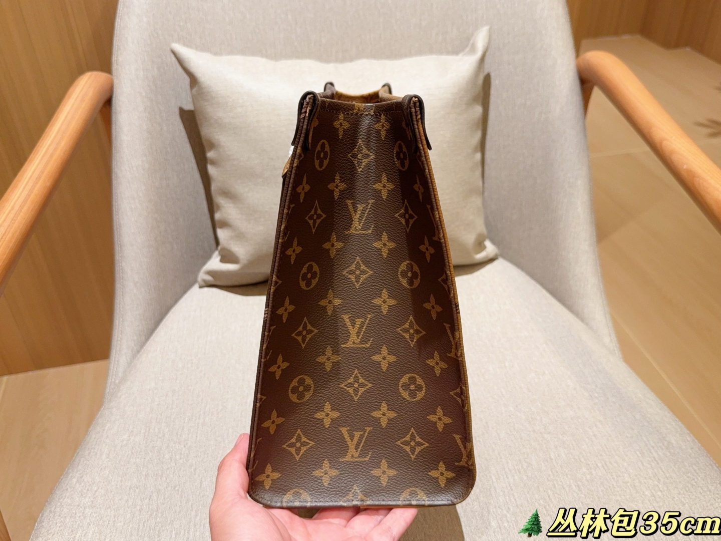 💰185
LV/路易威登
经典丛林包
托特包tote
尺寸35cm
礼盒包装🎁