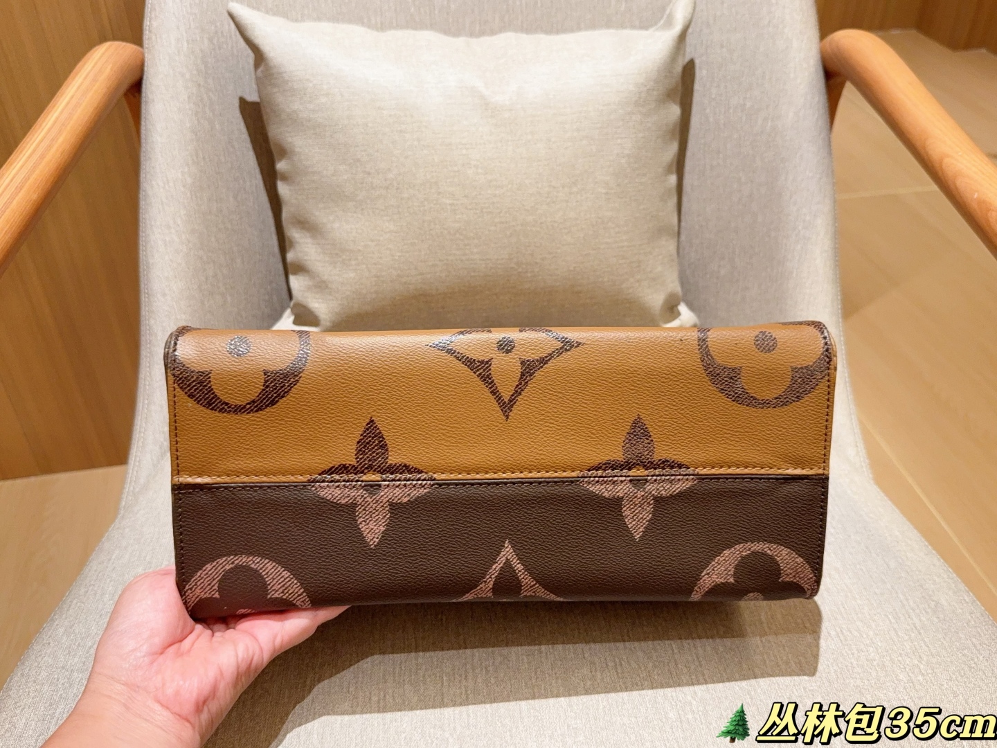 💰185
LV/路易威登
经典丛林包
托特包tote
尺寸35cm
礼盒包装🎁