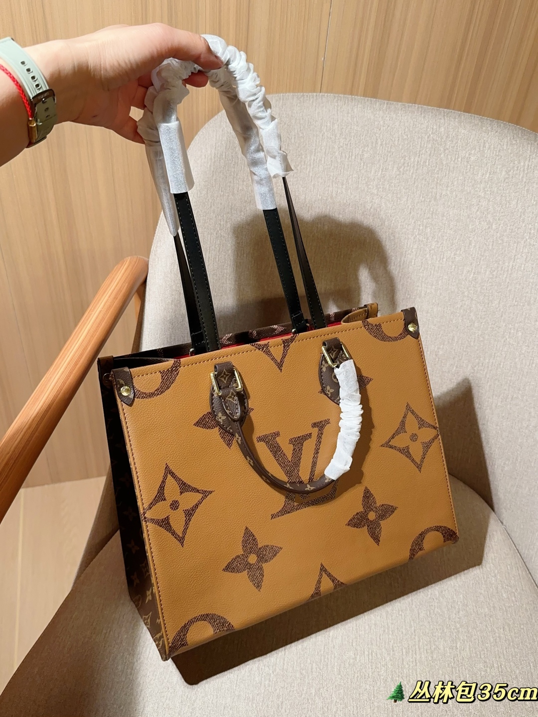 💰185
LV/路易威登
经典丛林包
托特包tote
尺寸35cm
礼盒包装🎁