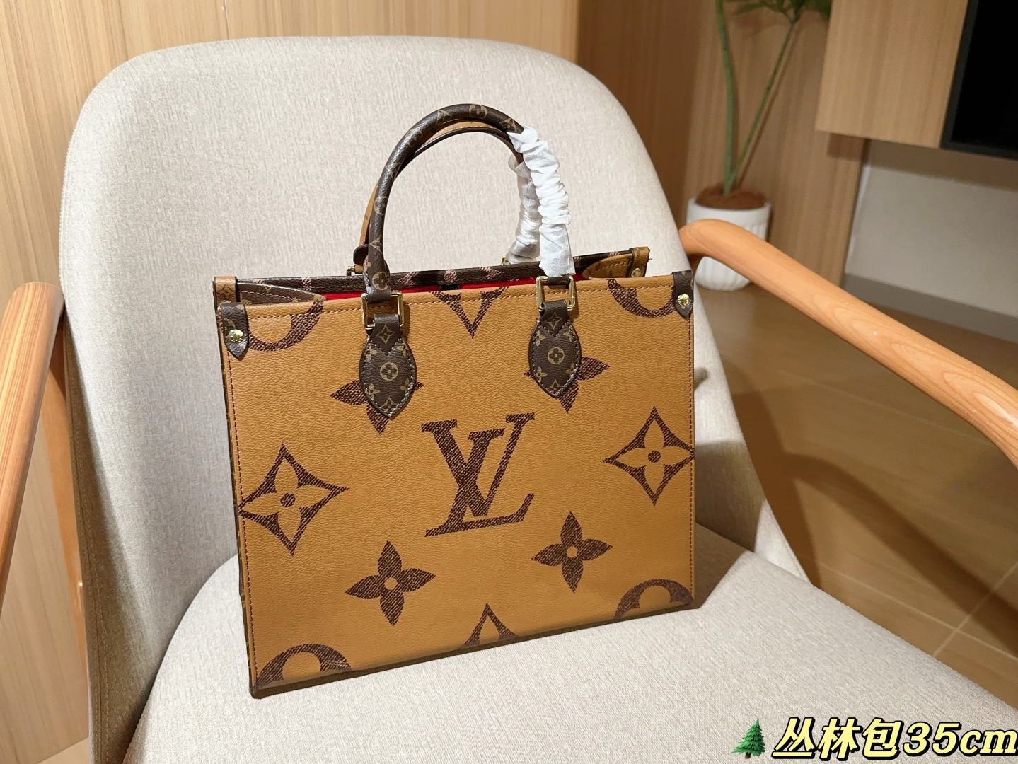 💰185
LV/路易威登
经典丛林包
托特包tote
尺寸35cm
礼盒包装🎁