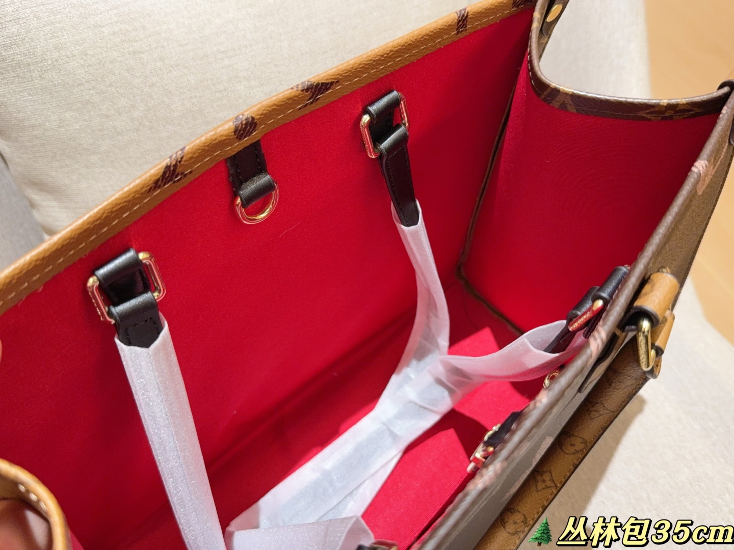 💰185
LV/路易威登
经典丛林包
托特包tote
尺寸35cm
礼盒包装🎁