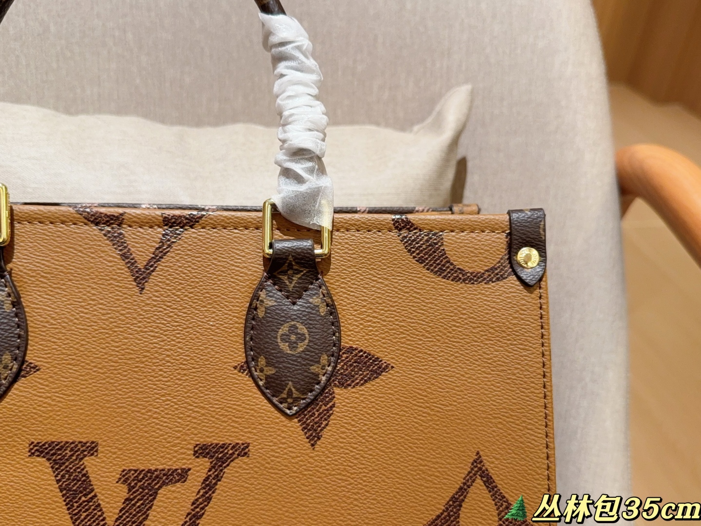 💰185
LV/路易威登
经典丛林包
托特包tote
尺寸35cm
礼盒包装🎁