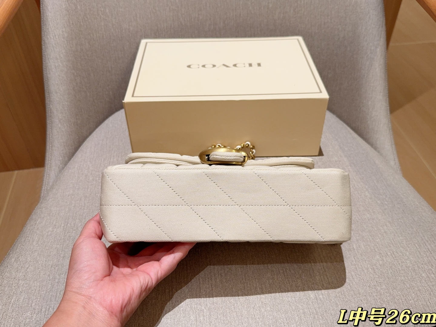 💰225
Coach蔻驰
新品牛仔面料Tabby26 酒神包～经典永不过时的款式哦！
尺寸26cm
礼盒包装🎁