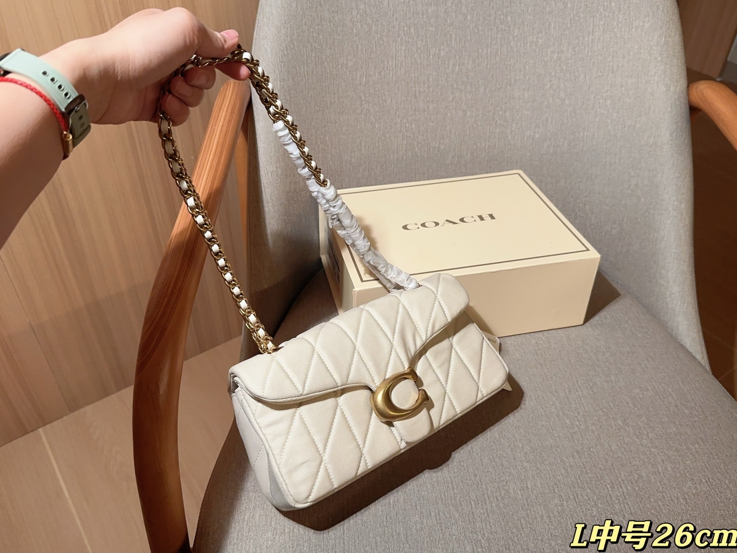 💰225
Coach蔻驰
新品牛仔面料Tabby26 酒神包～经典永不过时的款式哦！
尺寸26cm
礼盒包装🎁