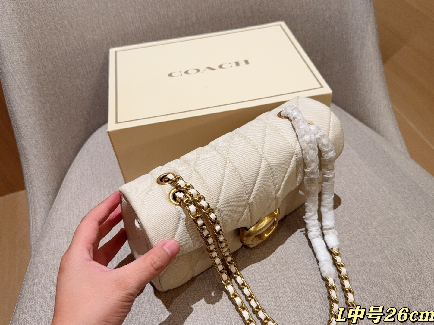 💰225
Coach蔻驰
新品牛仔面料Tabby26 酒神包～经典永不过时的款式哦！
尺寸26cm
礼盒包装🎁