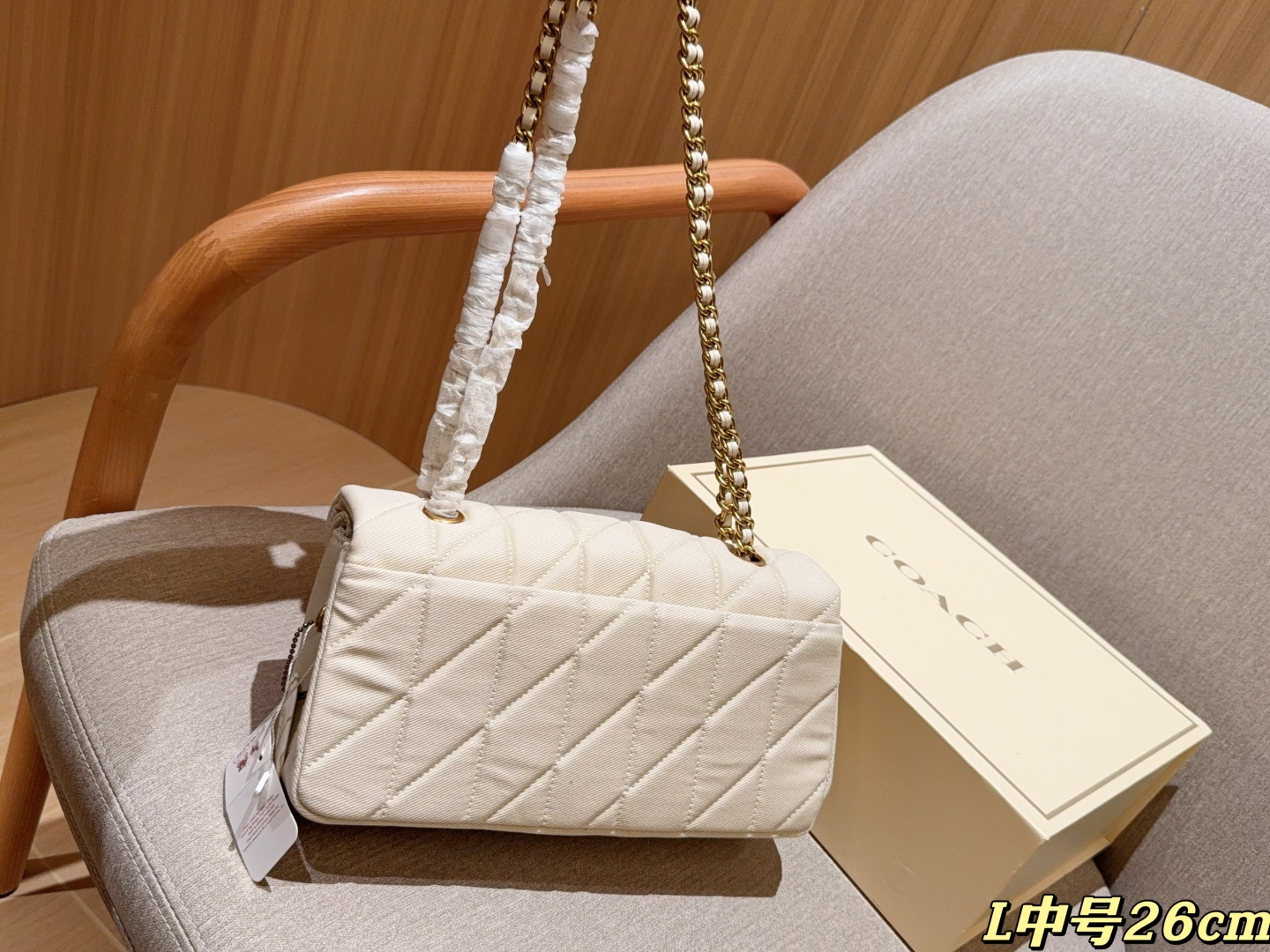 💰225
Coach蔻驰
新品牛仔面料Tabby26 酒神包～经典永不过时的款式哦！
尺寸26cm
礼盒包装🎁