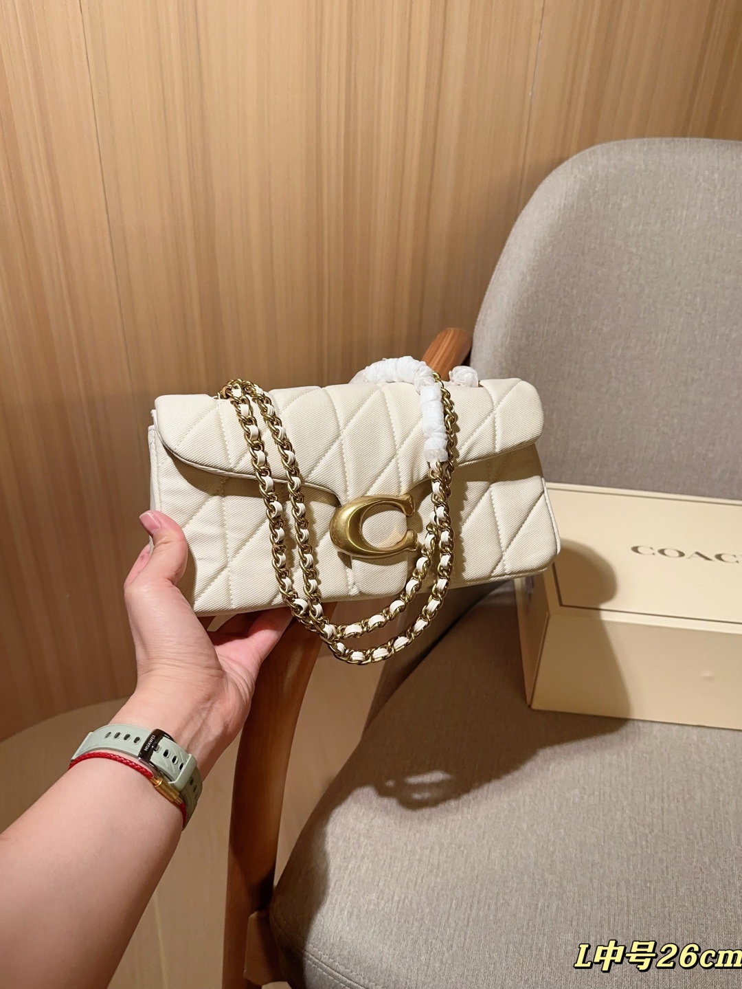 💰225
Coach蔻驰
新品牛仔面料Tabby26 酒神包～经典永不过时的款式哦！
尺寸26cm
礼盒包装🎁