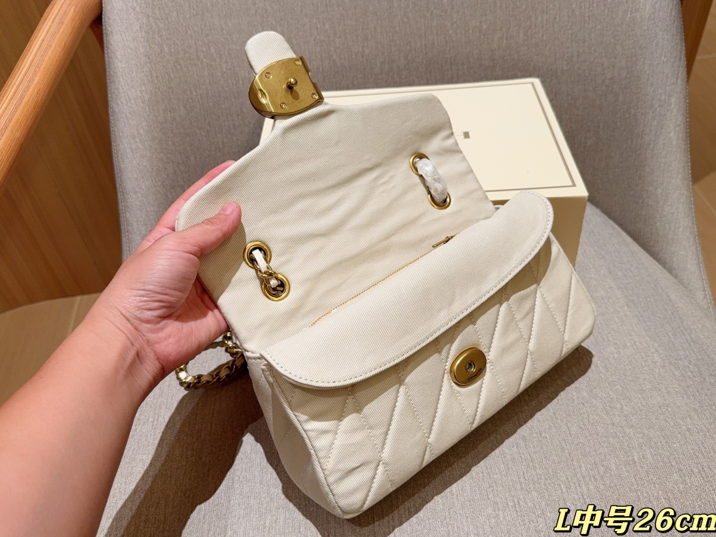 💰225
Coach蔻驰
新品牛仔面料Tabby26 酒神包～经典永不过时的款式哦！
尺寸26cm
礼盒包装🎁