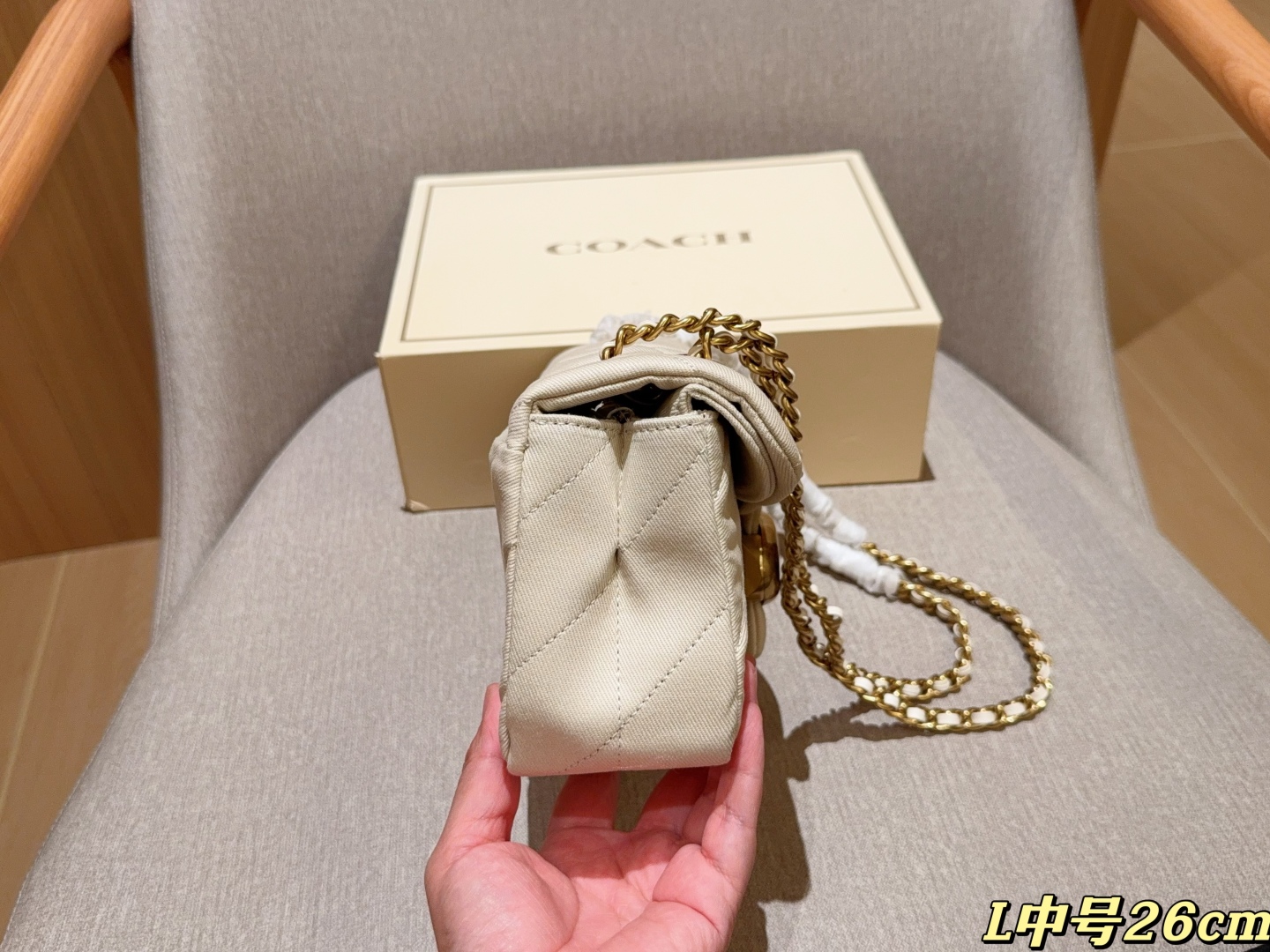 💰225
Coach蔻驰
新品牛仔面料Tabby26 酒神包～经典永不过时的款式哦！
尺寸26cm
礼盒包装🎁