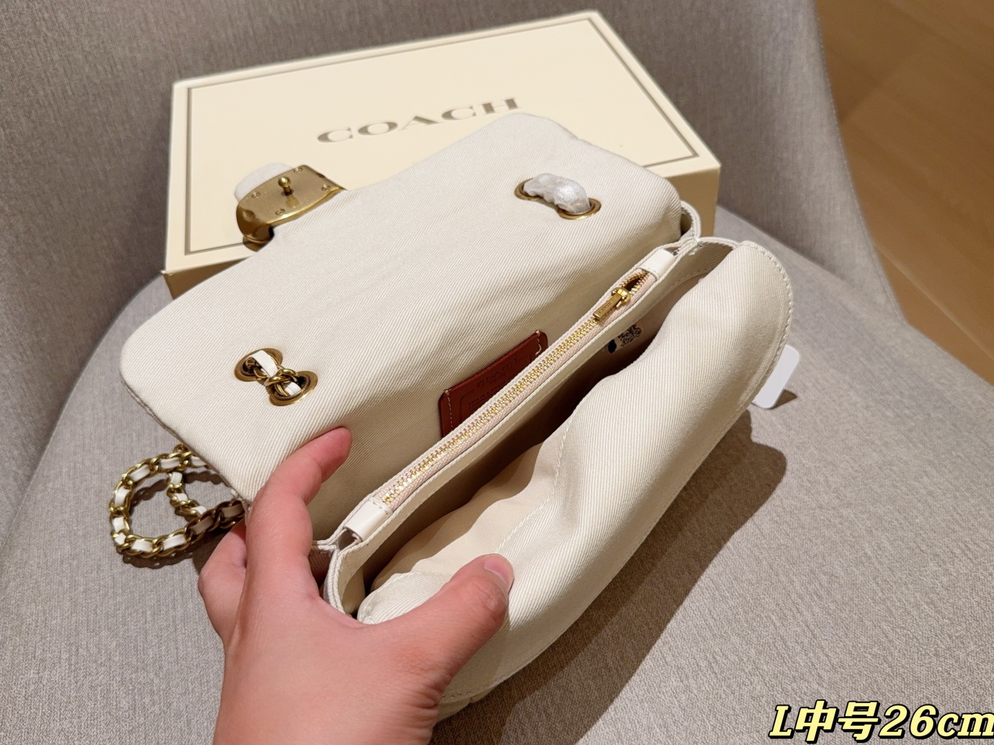 💰225
Coach蔻驰
新品牛仔面料Tabby26 酒神包～经典永不过时的款式哦！
尺寸26cm
礼盒包装🎁