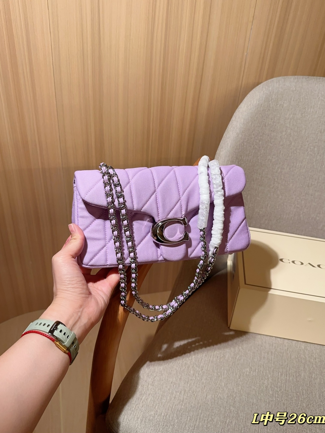 💰225
Coach蔻驰
新品牛仔面料Tabby26 酒神包～经典永不过时的款式哦！
尺寸26cm
礼盒包装🎁