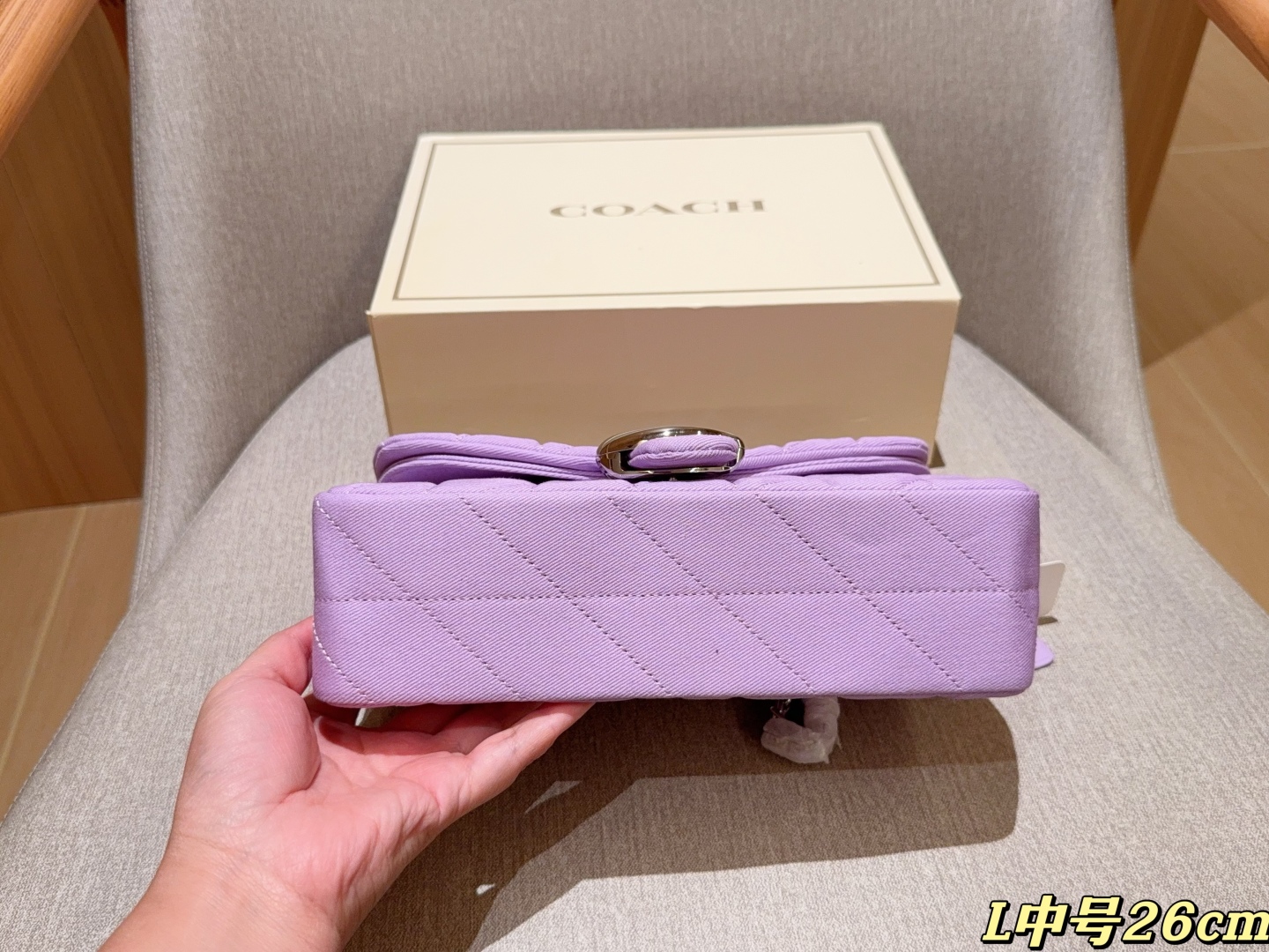 💰225
Coach蔻驰
新品牛仔面料Tabby26 酒神包～经典永不过时的款式哦！
尺寸26cm
礼盒包装🎁
