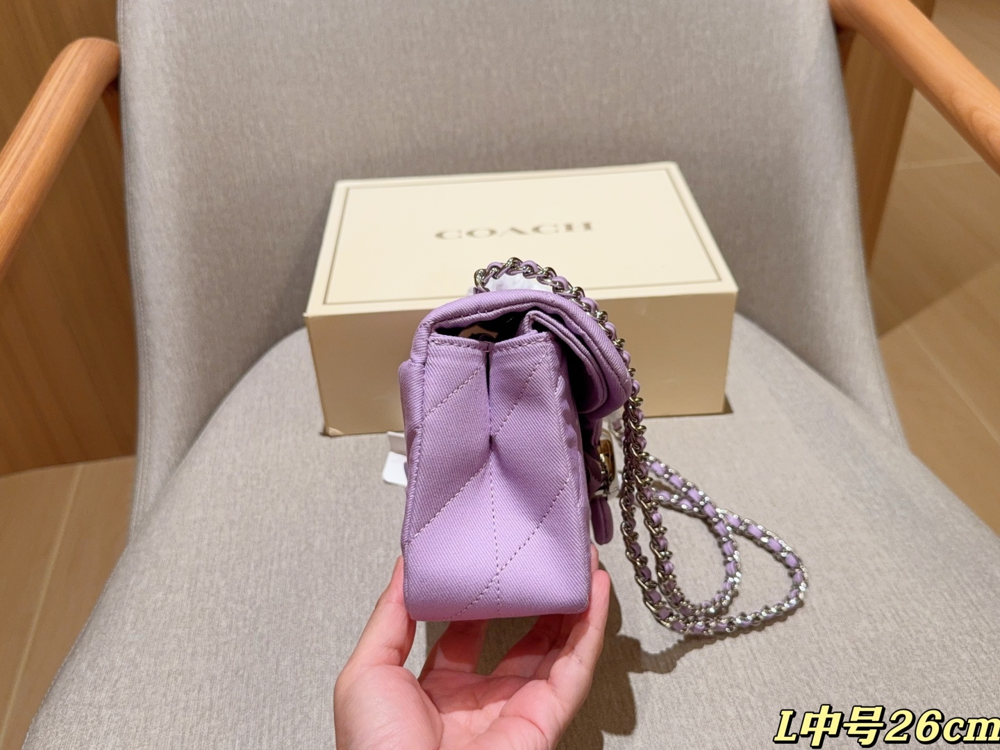 💰225
Coach蔻驰
新品牛仔面料Tabby26 酒神包～经典永不过时的款式哦！
尺寸26cm
礼盒包装🎁