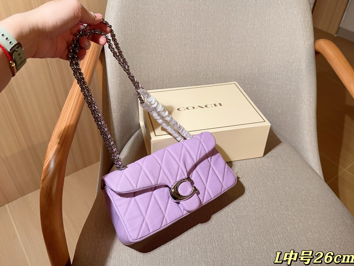 💰225
Coach蔻驰
新品牛仔面料Tabby26 酒神包～经典永不过时的款式哦！
尺寸26cm
礼盒包装🎁