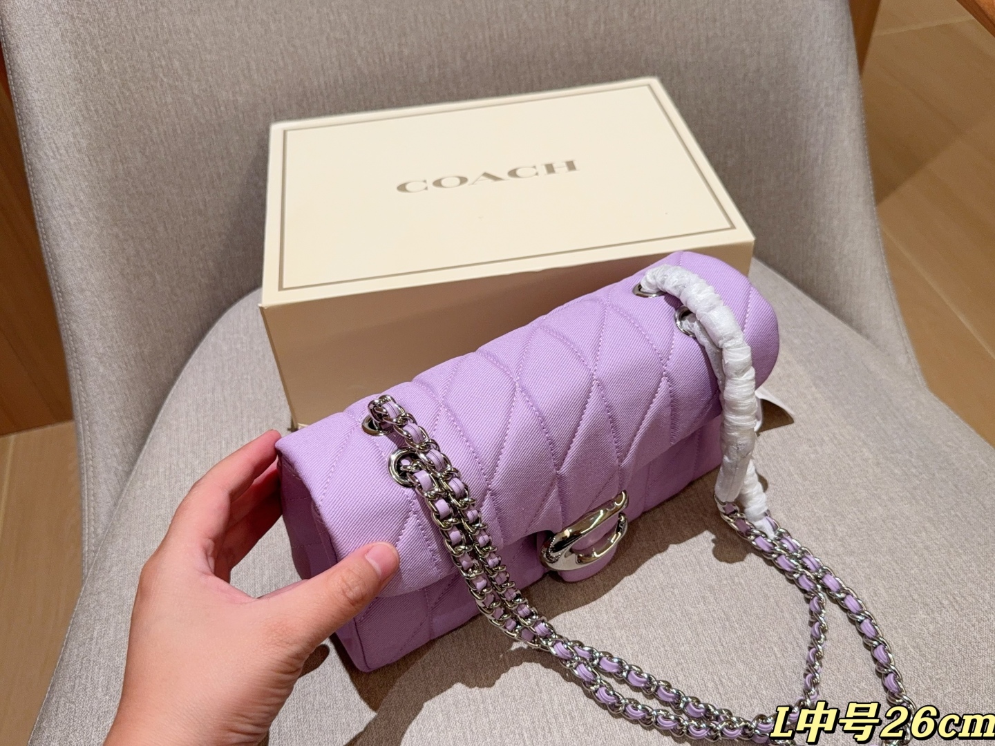 💰225
Coach蔻驰
新品牛仔面料Tabby26 酒神包～经典永不过时的款式哦！
尺寸26cm
礼盒包装🎁