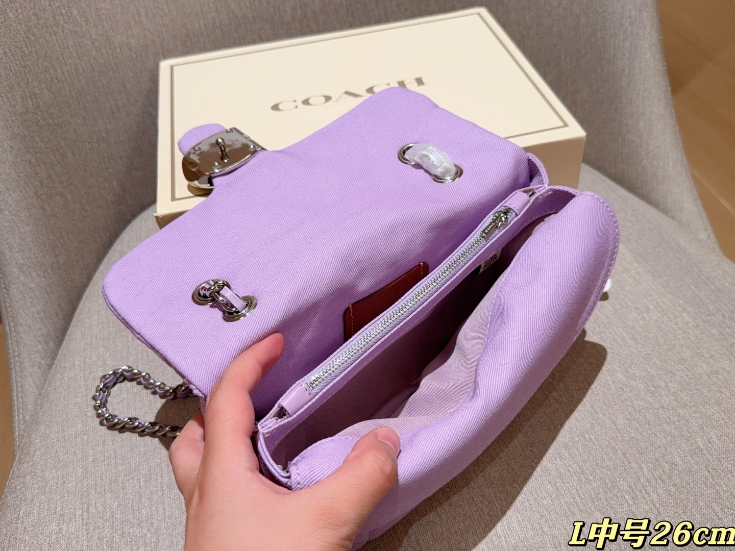 💰225
Coach蔻驰
新品牛仔面料Tabby26 酒神包～经典永不过时的款式哦！
尺寸26cm
礼盒包装🎁