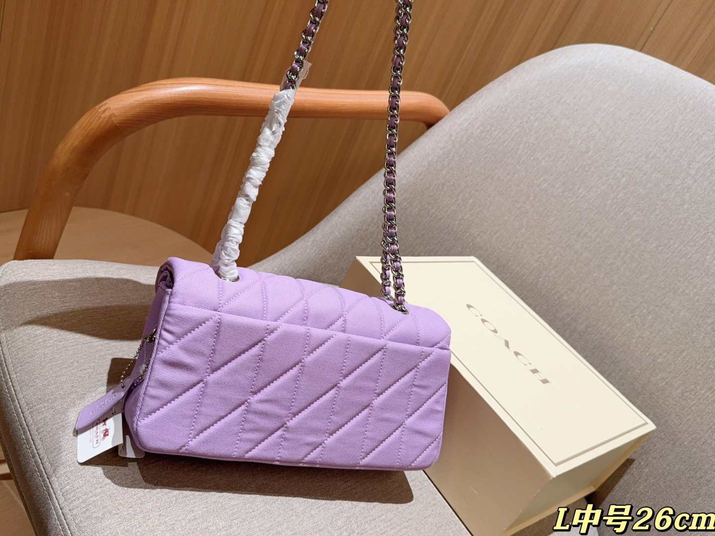 💰225
Coach蔻驰
新品牛仔面料Tabby26 酒神包～经典永不过时的款式哦！
尺寸26cm
礼盒包装🎁
