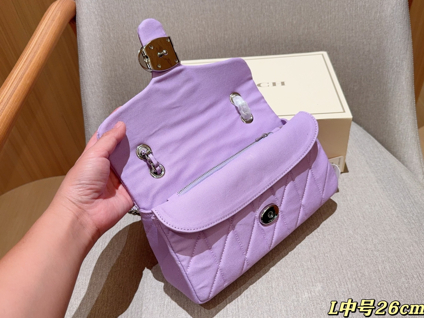💰225
Coach蔻驰
新品牛仔面料Tabby26 酒神包～经典永不过时的款式哦！
尺寸26cm
礼盒包装🎁
