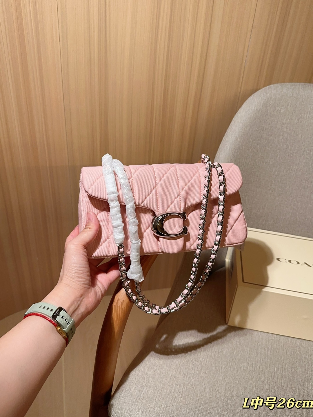💰225
Coach蔻驰
新品牛仔面料Tabby26 酒神包～经典永不过时的款式哦！
尺寸26cm
礼盒包装🎁