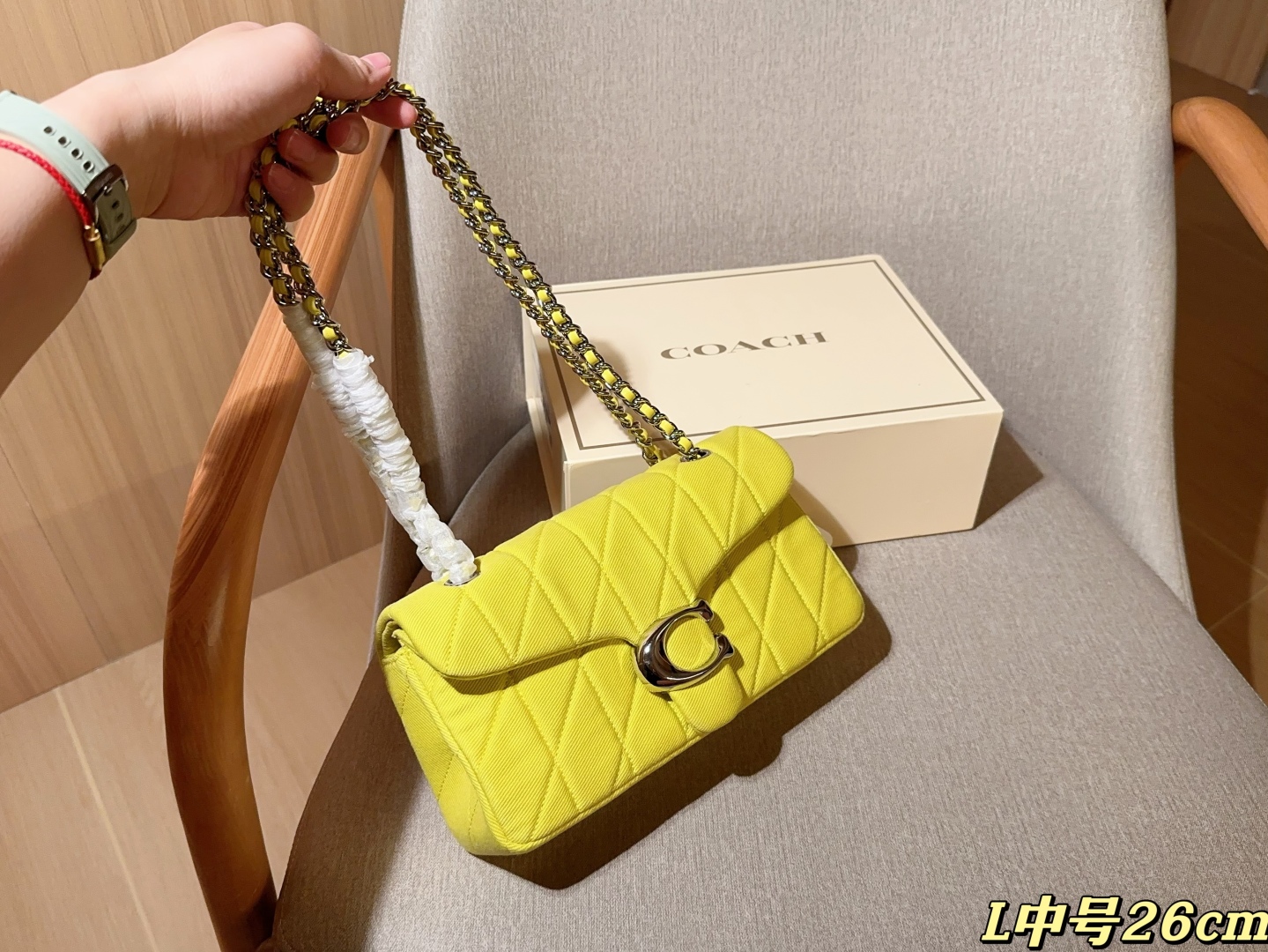 💰225
Coach蔻驰
新品牛仔面料Tabby26 酒神包～经典永不过时的款式哦！
尺寸26cm
礼盒包装🎁