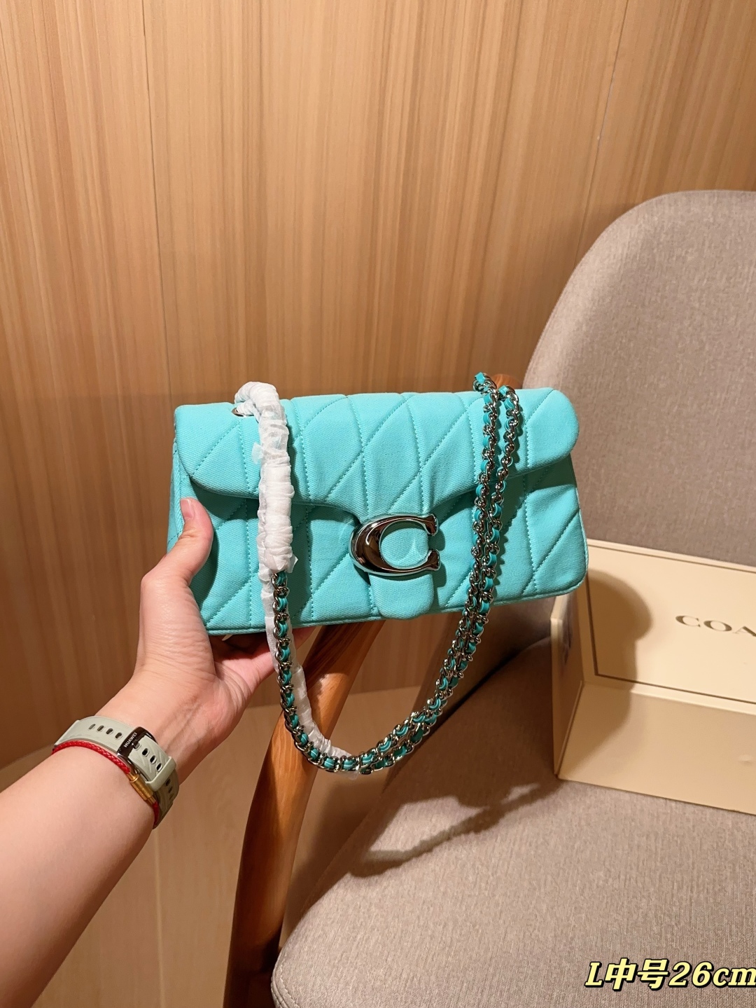 💰225
Coach蔻驰
新品牛仔面料Tabby26 酒神包～经典永不过时的款式哦！
尺寸26cm
礼盒包装🎁