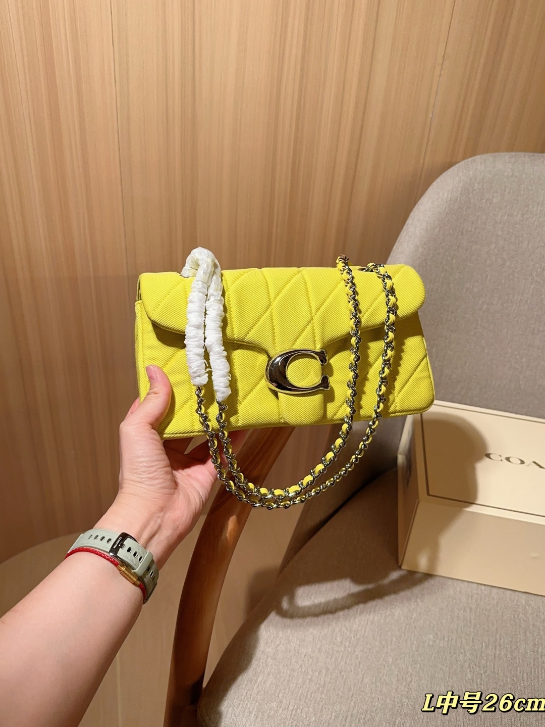 💰225
Coach蔻驰
新品牛仔面料Tabby26 酒神包～经典永不过时的款式哦！
尺寸26cm
礼盒包装🎁