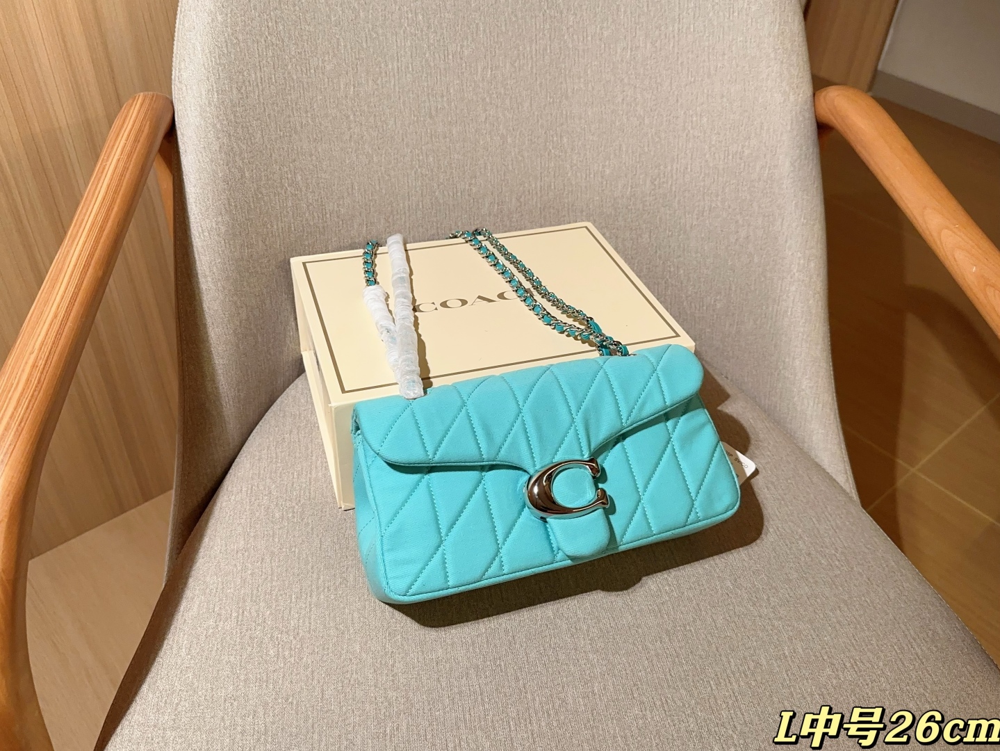 💰225
Coach蔻驰
新品牛仔面料Tabby26 酒神包～经典永不过时的款式哦！
尺寸26cm
礼盒包装🎁