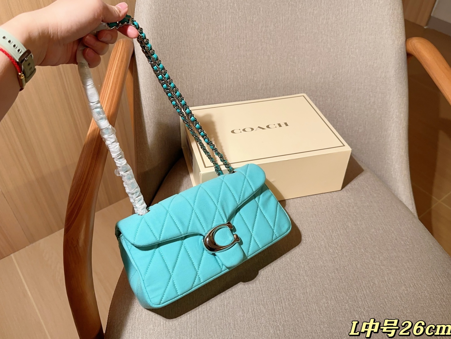 💰225
Coach蔻驰
新品牛仔面料Tabby26 酒神包～经典永不过时的款式哦！
尺寸26cm
礼盒包装🎁