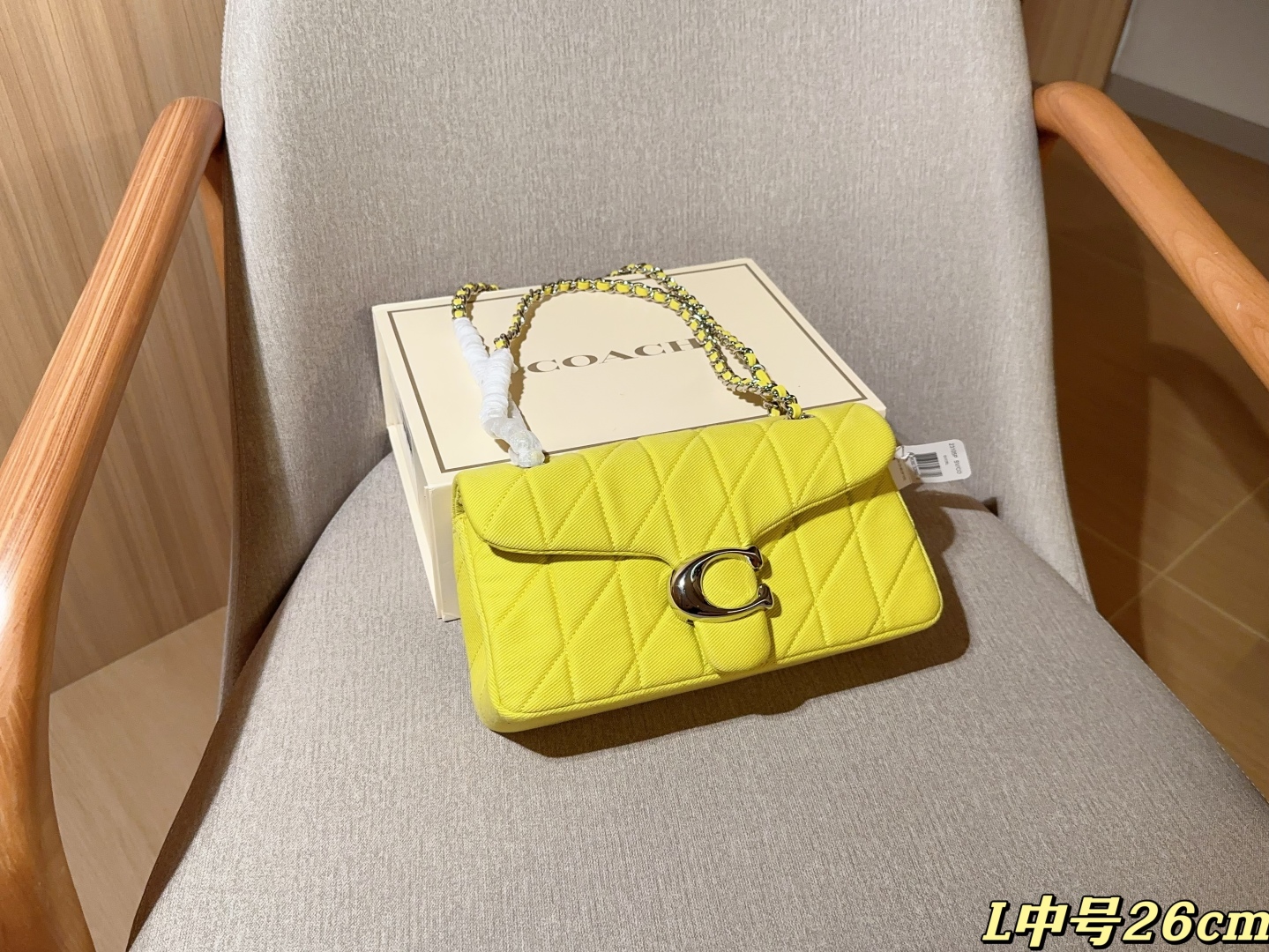 💰225
Coach蔻驰
新品牛仔面料Tabby26 酒神包～经典永不过时的款式哦！
尺寸26cm
礼盒包装🎁