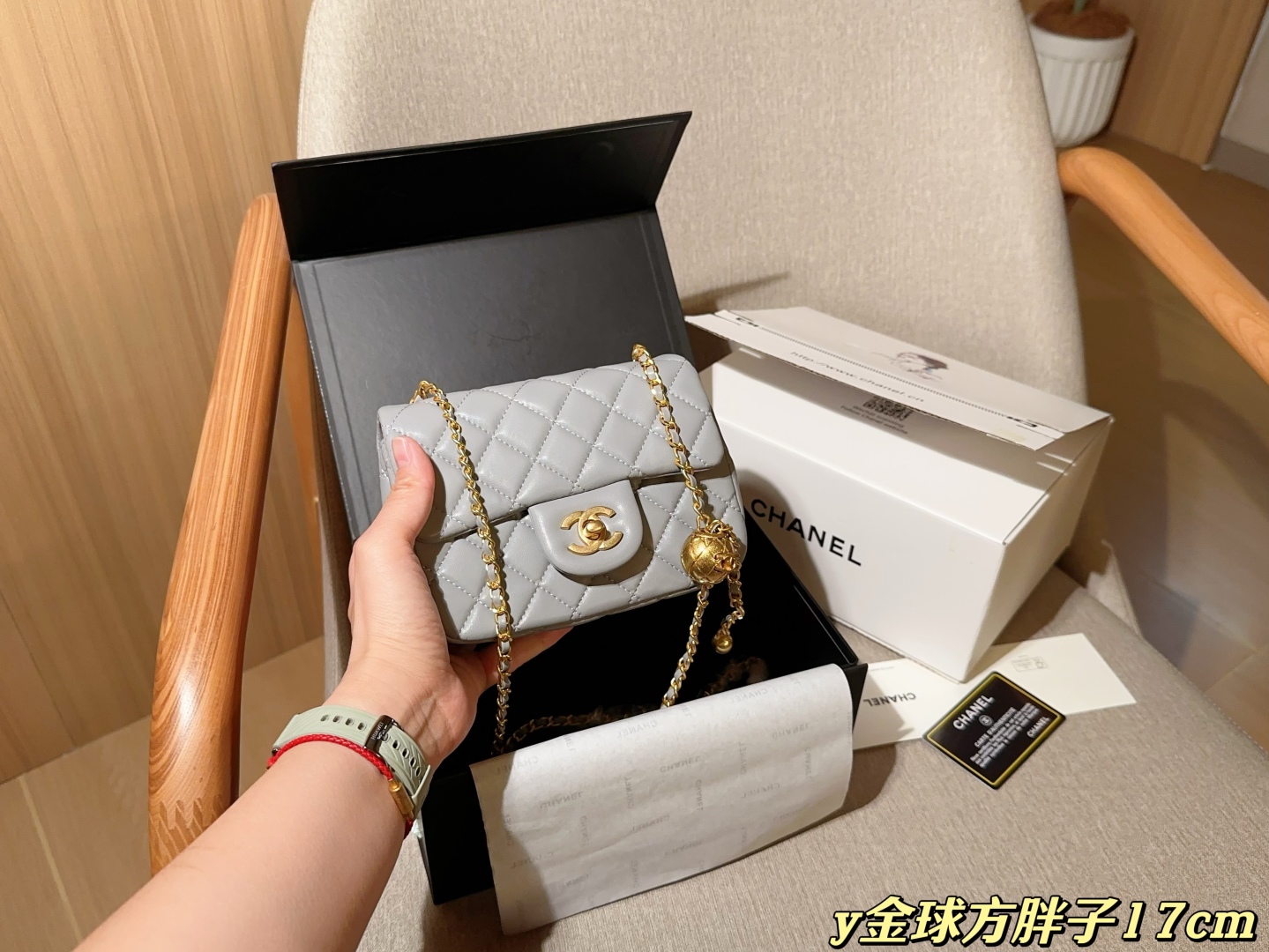 💰180
香奈儿/Chanel 
王炸款金球方胖子链条包
小金球可调长短
尺寸：17cm
礼盒包装🎁