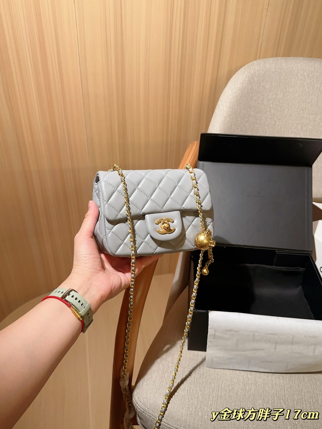 💰180
香奈儿/Chanel 
王炸款金球方胖子链条包
小金球可调长短
尺寸：17cm
礼盒包装🎁