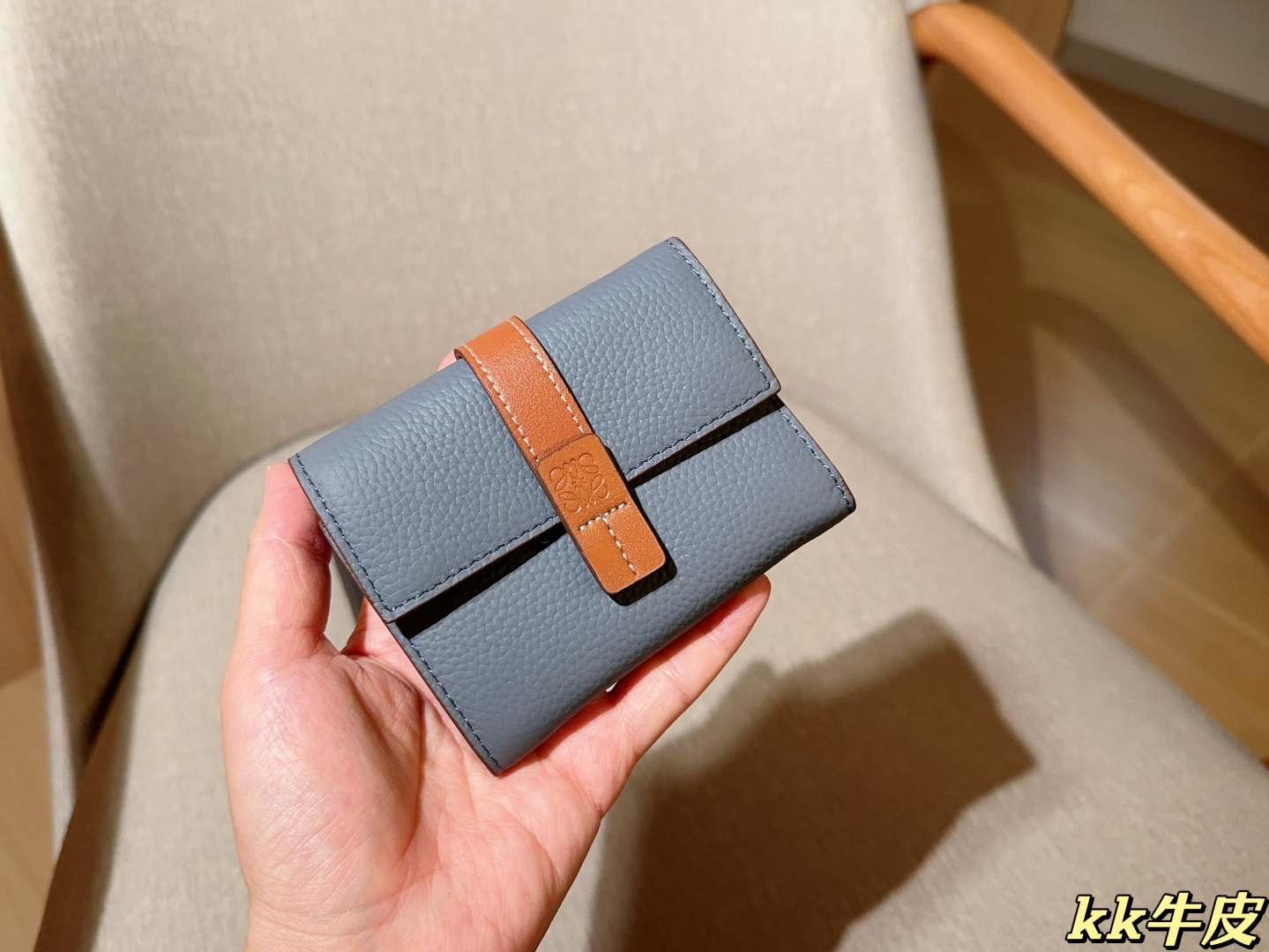 💰145
牛皮
罗意威loewe
最新款钱包卡包 手感无敌哦～
尺寸：12×9
礼盒包装🎁