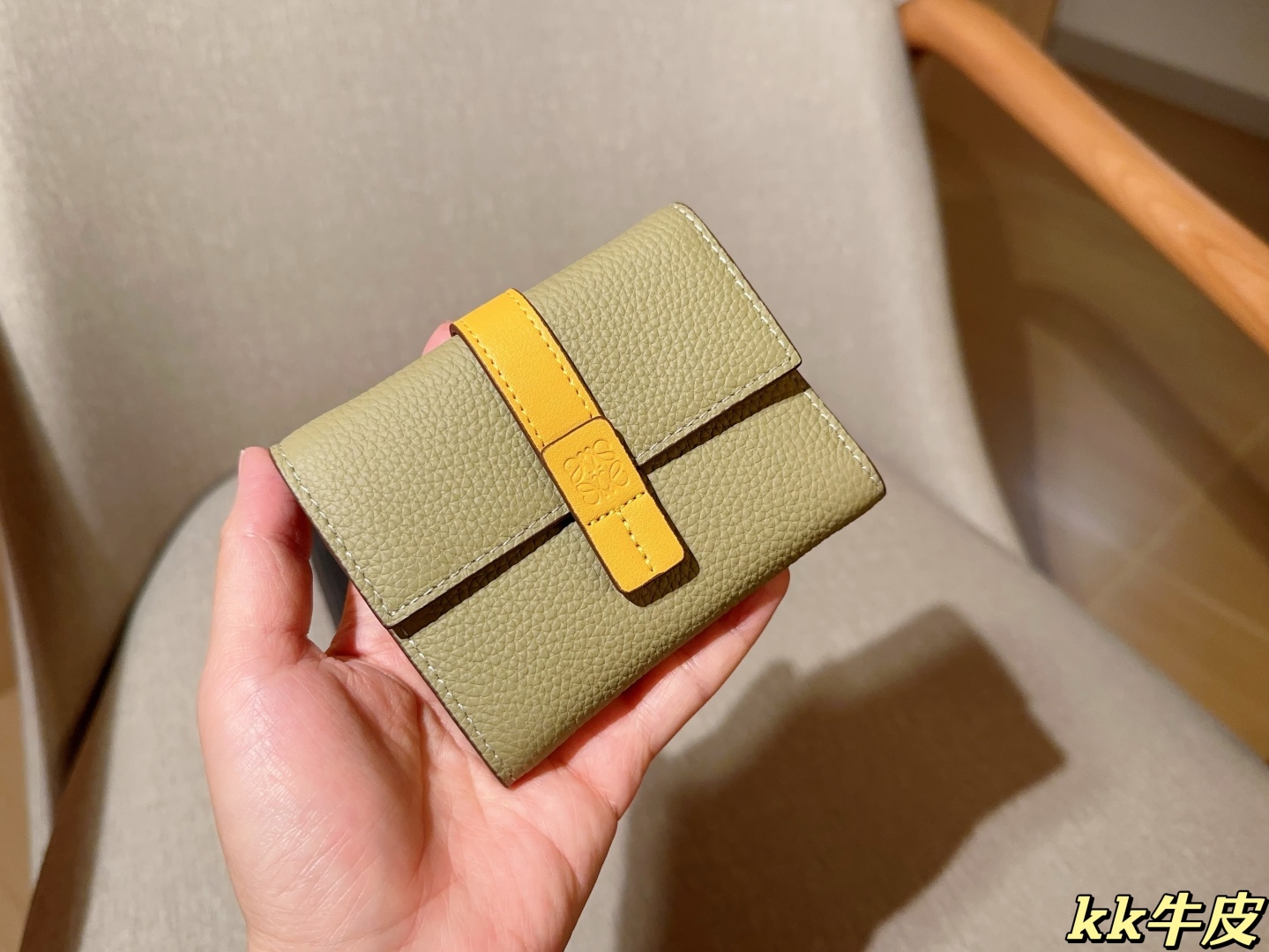 💰145
牛皮
罗意威loewe
最新款钱包卡包 手感无敌哦～
尺寸：12×9
礼盒包装🎁