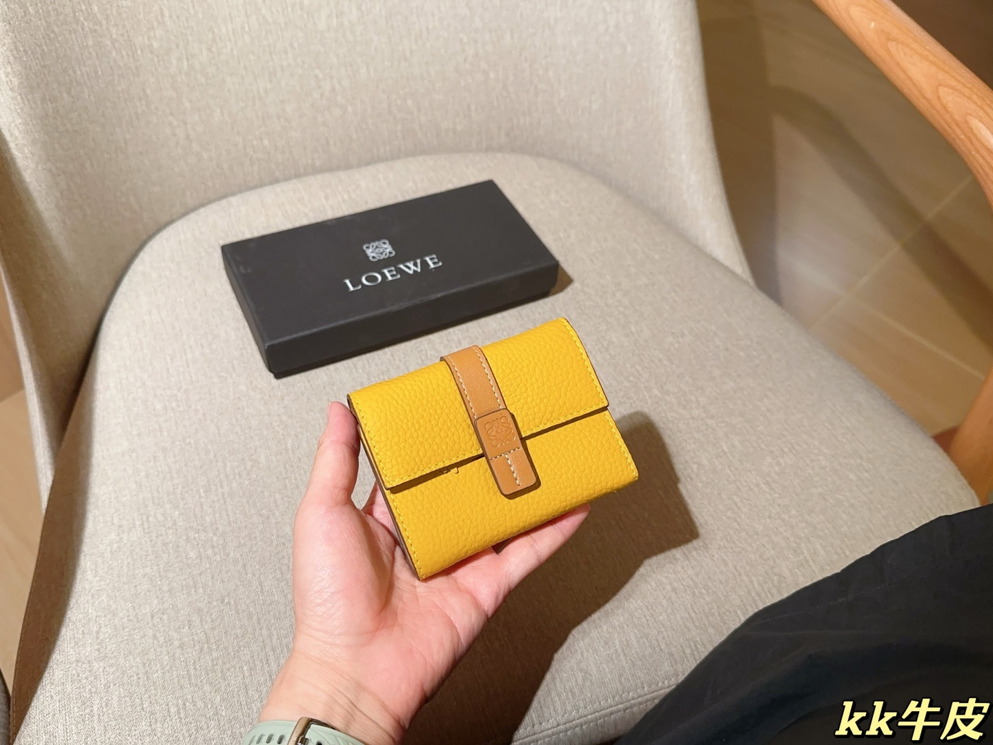 💰145
牛皮
罗意威loewe
最新款钱包卡包 手感无敌哦～
尺寸：12×9
礼盒包装🎁
