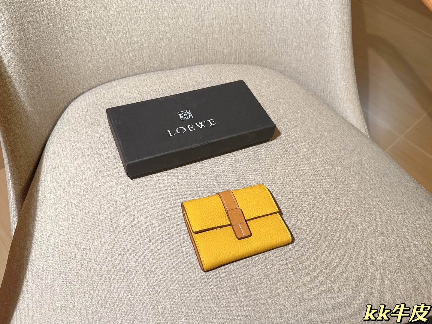💰145
牛皮
罗意威loewe
最新款钱包卡包 手感无敌哦～
尺寸：12×9
礼盒包装🎁