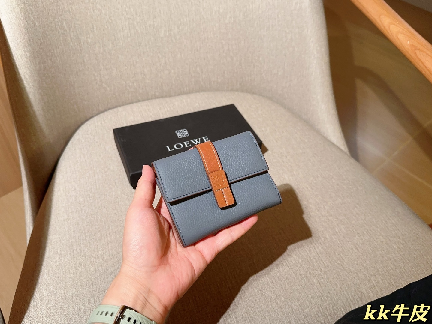 💰145
牛皮
罗意威loewe
最新款钱包卡包 手感无敌哦～
尺寸：12×9
礼盒包装🎁