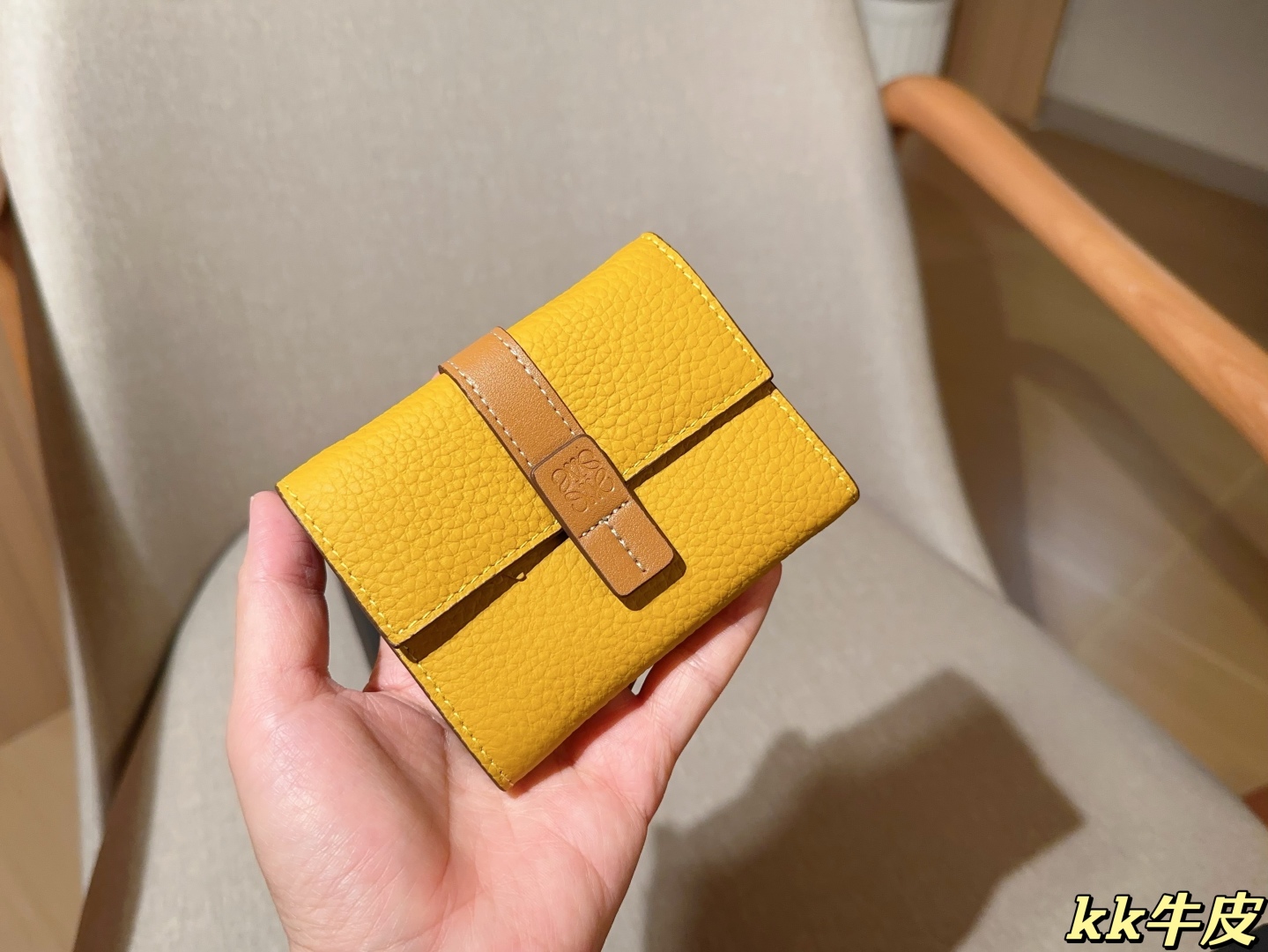 💰145
牛皮
罗意威loewe
最新款钱包卡包 手感无敌哦～
尺寸：12×9
礼盒包装🎁